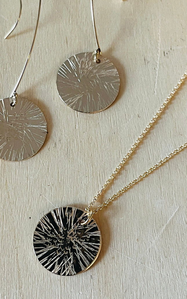 GOLD DISC DAISY NECKLACE