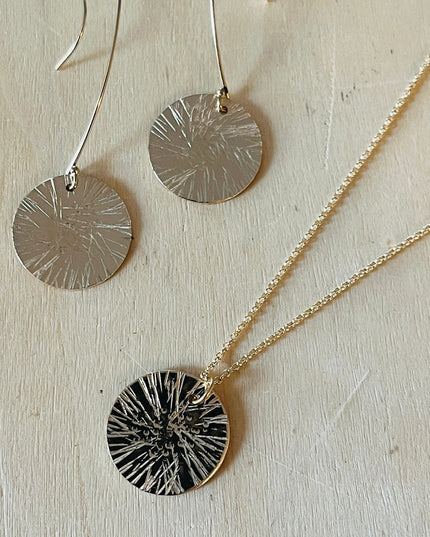 GOLD DISC DAISY NECKLACE