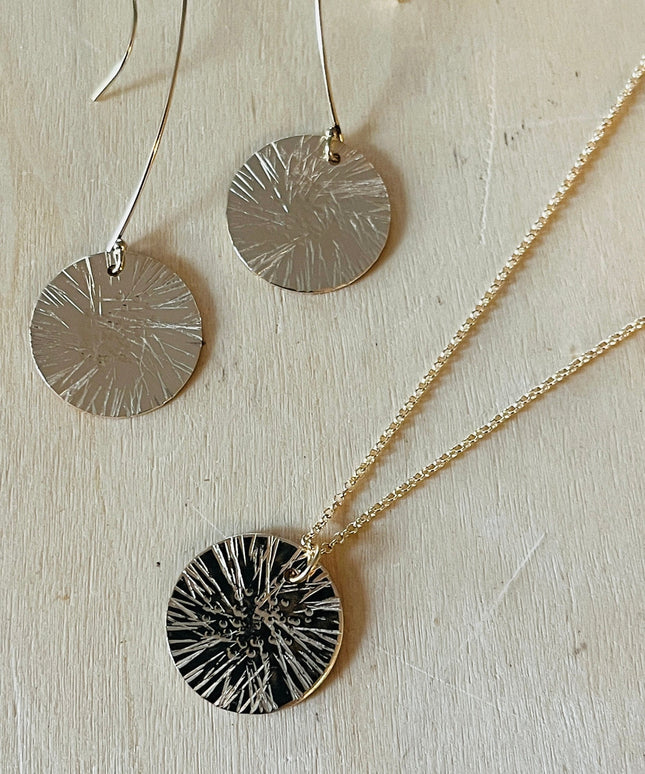 GOLD DISC DAISY NECKLACE