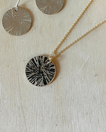 GOLD DISC DAISY NECKLACE
