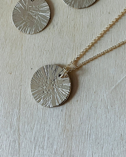 GOLD DISC DAISY NECKLACE