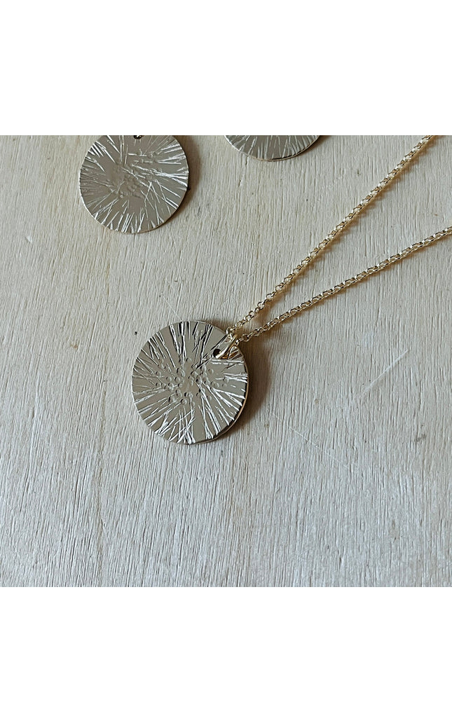 GOLD DISC DAISY NECKLACE