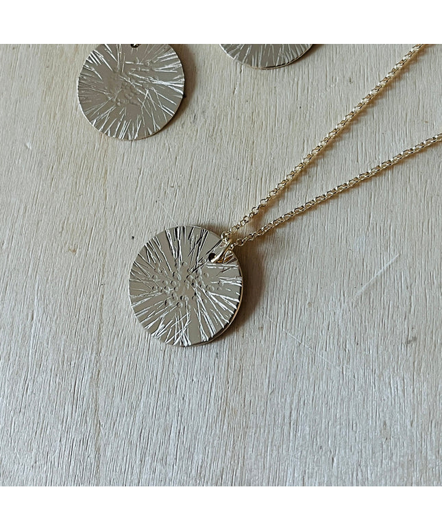 GOLD DISC DAISY NECKLACE